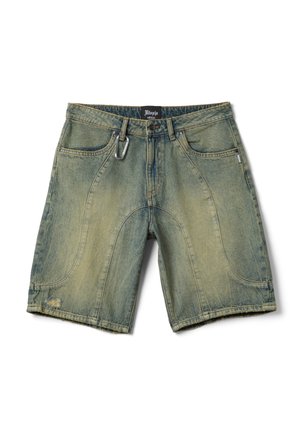 Verweerde groene denim shorts met gestikte panelen, een klein versleten gebied op het linkerbeen, riemlussen, voorzakken en een metalen karabijnhaak bevestigd.