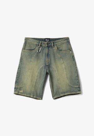 Verweerde groene denim shorts met gestikte panelen, een klein versleten gebied op het linkerbeen, riemlussen, voorzakken en een metalen karabijnhaak bevestigd.