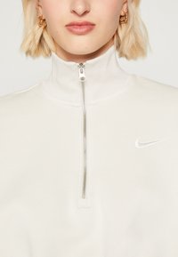 Nike Sportswear SPORTSWEAR PHOENIX FLEECE - Ikdienas džemperis - orewood/sail