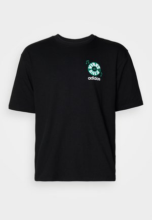 Zwart Adidas T-shirt met korte mouwen, met "Vibes Only" in groene cirkeltekst en muzieknoten op de linkerborst boven het witte Adidas-logo.