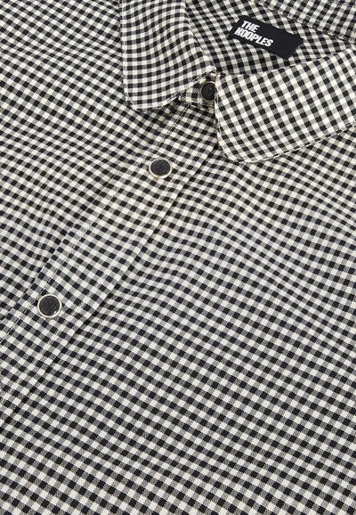 Camisa xadrez em preto e branco com design de colarinho e fechos de botão. Apresenta um tecido texturizado e uma etiqueta rotulada "THE KOOPLES."