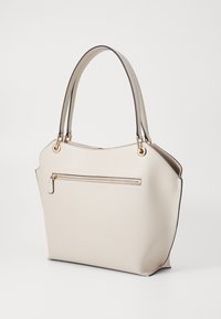 Borsa sintetica beige con doppie maniglie, tasca esterna con zip, design elegante e dettagli in metallo dorato. Finitura testurizzata.