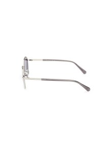 Gafas de sol de metal plateado con lentes grises, varillas delgadas y un diseño rectangular y elegante. La textura es suave, con una marca sutil.