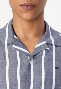 Tommy Hilfiger BLEND STRIPED SHIRT - Shirt - preppy navy