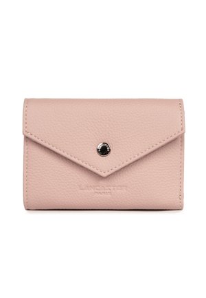 Portefeuille en cuir texturé rose clair avec rabat façon enveloppe et fermeture centrale par bouton pression argenté, embossé du logo Lancaster Paris.