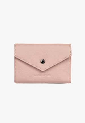 Portefeuille en cuir texturé rose clair avec rabat façon enveloppe et fermeture centrale par bouton pression argenté, embossé du logo Lancaster Paris.