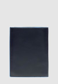 Portefeuille en cuir bleu marine à la texture lisse, avec une couture contrastante bleu clair le long des bords et une forme rectangulaire mince.