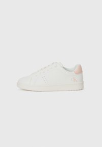 Baskets de sport blanches avec un dessus en cuir lisse, des détails perforés, des lacets plats et un accent rose au talon. Marquées d'un logo.