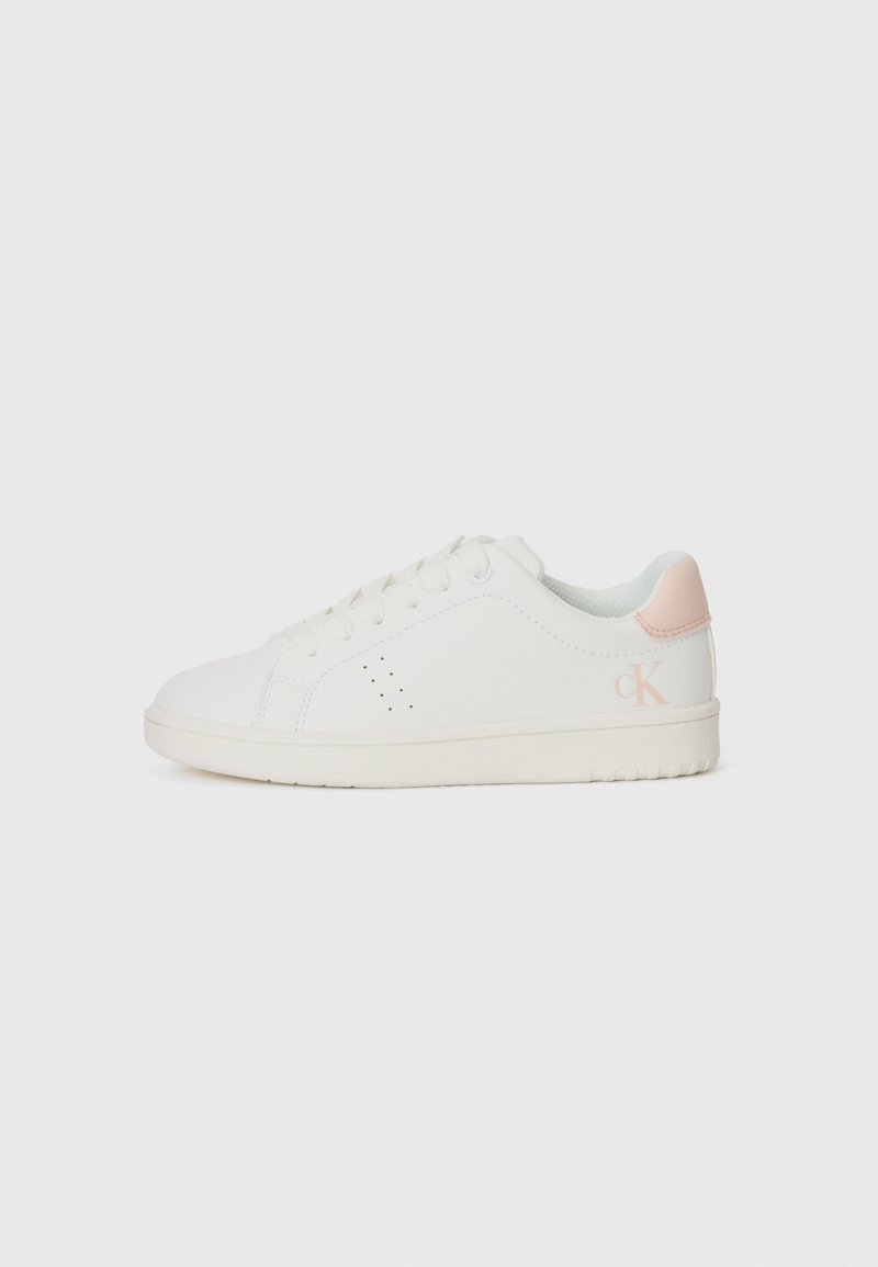 Baskets de sport blanches avec un dessus en cuir lisse, des détails perforés, des lacets plats et un accent rose au talon. Marquées d'un logo.