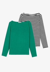 Twee longsleeve tops: één effen groene katoen en één zwart-wit gestreepte katoen, met brede halsen en ronde hems.