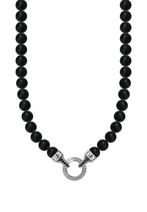 Schwarze Perlenkette mit matten kugelförmigen Perlen, abgeschlossen mit einem dekorativen silbernen runden Verschluss mit filigranen Details.