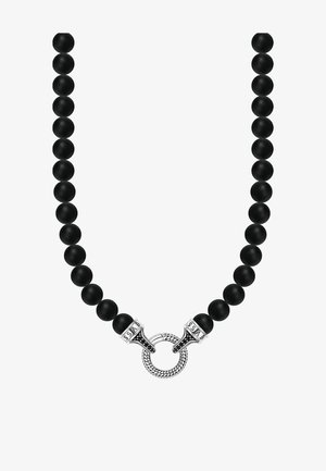 Schwarze Perlenkette mit matten kugelförmigen Perlen, abgeschlossen mit einem dekorativen silbernen runden Verschluss mit filigranen Details.