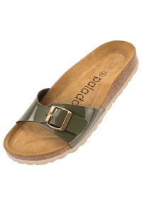 Sandalo scivolato in patinato verde scuro con una fibbia dorata, plantare in sughero e soletta simile alla suede color beige. Suola in gomma testurizzata per una buona aderenza.