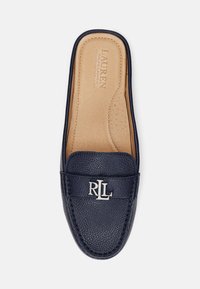 Tumši zila ādas slip-on loafer ar reljefa virsmu, polsterētu ieliktni un sudraba "RLL" logo augšējā lentē. Gluda iekšējā oderējuma apdare.