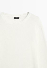 Witte gebreide katoenen trui met ronde hals en geribbelde kraag, gelabeld Massimo Dutti.