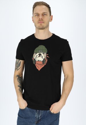 Czarny t-shirt z krótkim rękawem z grafiką buldoga w zielonej czapce i czerwonej chustce. Luźny krój z gładką teksturą.