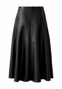 Zwarte faux leren midi rok met uitlopende zoom, hoge taille en ritsluiting aan de achterkant op een witte achtergrond.