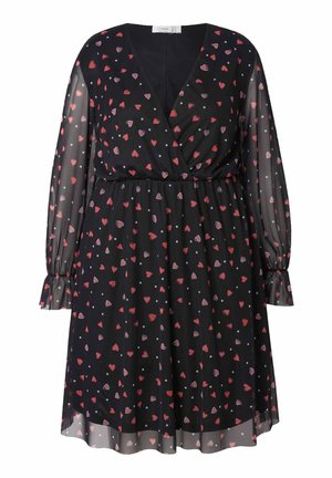 Abito nero con scollatura a V, maniche lunghe trasparenti e vita elastica. Presenta un motivo di cuori rossi e pois bianchi su uno sfondo scuro.