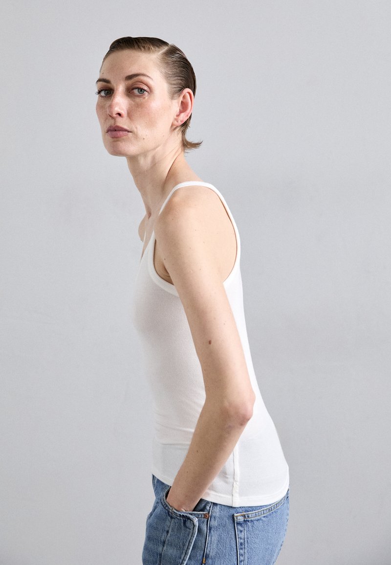 Yummie Boyfriend 3-Panel Shaping Tank – Canottiera Modellante Donna Con Pancia Piatta, Bianco, Taglia M - 2