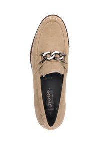Beige suède moccasinschoen met een kettingaccent op de wreef, een gladde textuur en een ronde neus. Heeft een gevoerd inlegzool en een rubberen zool.