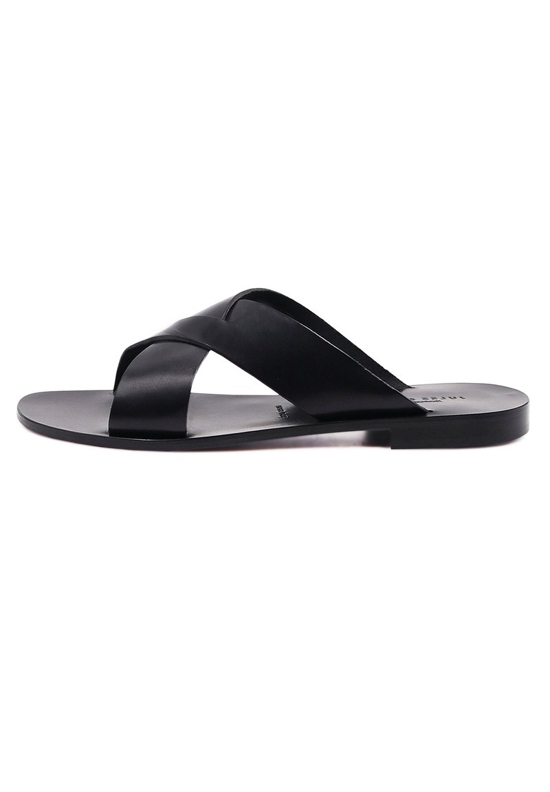 Infradito nere con cinturini incrociati in pelle liscia, design minimalista e suola piatta per un facile utilizzo.