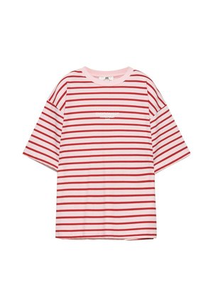 T-shirt rosa a maniche corte con strisce rosse orizzontali e testo bianco con la scritta "Emotionally Available" sul petto.