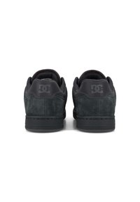 Czarne zamszowe sneakersy niskie o gładkiej fakturze, zaokrąglonym kształcie oraz ciemnej gumowej podeszwie. Posiadają tłoczone logo na pięcie.