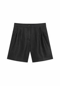 Shorts noirs en tissu léger, présentant un design ajusté avec des plis avant et une fermeture à bouton unique à la taille.