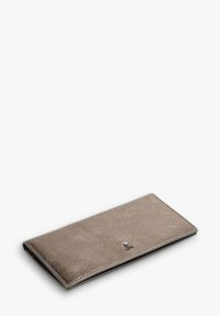 Cartera de cuero de bronce metálico con textura suave, forma rectangular delgada y un pequeño detalle de logo plateado.