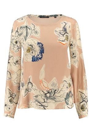 Perzikkleurige blouse met lange mouwen met grote witte en blauwe bloemenpatronen en een ronde halslijn.