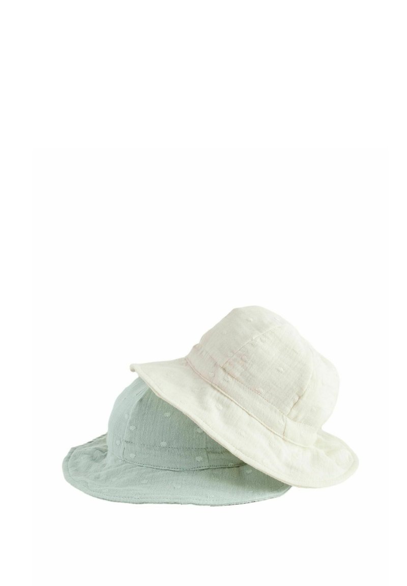 Två bucket hats som visas tillsammans. Den ena är ljusblå med en strukturerad yta, den andra är off-white med ett subtilt prickmönster.