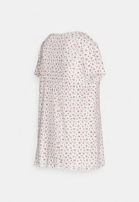 Vestido branco com mangas curtas, padrão floral em vermelho e verde, corte solto, tecido macio e decote redondo.