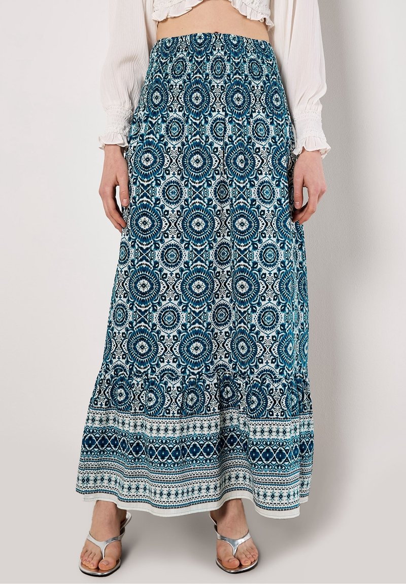 Maxikjol i blått och vitt med intrikata blommönster och geometriska mönster. Resårlinning, flödande tyg, ankellång design.