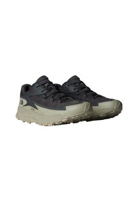 Et par svarte og beige terrengløpesko med teksturerte såler og snøringsystem, merket "The North Face" og "Vectiv" på siden.