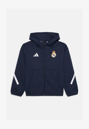 Chaqueta con capucha de color navy, hecha de tela suave, con rayas blancas en las mangas, un bolsillo en el frente y un logo del club bordado en el pecho.