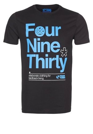 Czarny T-shirt z wyraźnym niebieskim napisem: "Four Nine Thirty" oraz "wyszukane ubrania dla swobodnego stylu życia." Prosty, casualowy design.