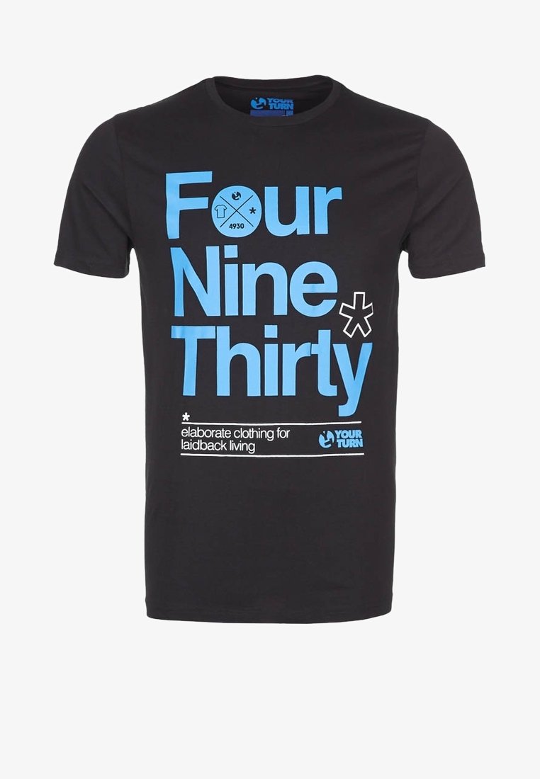 T-shirt noir avec texte bleu vif : "Four Nine Thirty" et "vêtements élaborés pour une vie décontractée." Design simple et décontracté.
