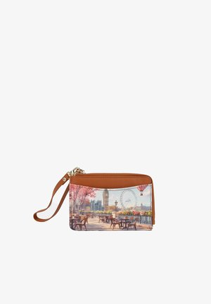 Portafoglio con cinturino marrone che raffigura una scena di un caffè all'aperto con tavoli, sedie, Big Ben, London Eye, alberi rosa e una mongolfiera.