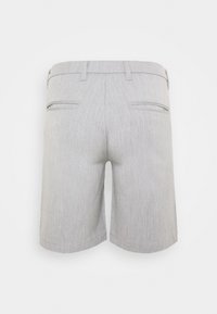 Pantaloni corti grigi con una texture melangiata, dotati di una vita con passanti per cintura e due tasche posteriori. Vestibilità su misura con un taglio dritto.