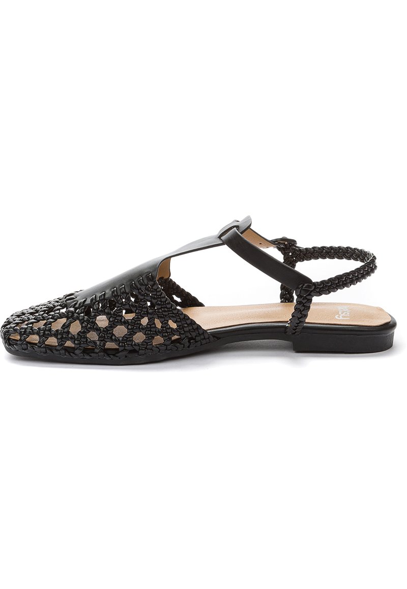 Slingback flat nera con punta aperta, caratterizzata da un pattern superiore intrecciato, eleganti accenti in pelle liscia e una tracolla intrecciata, con un tacco basso.