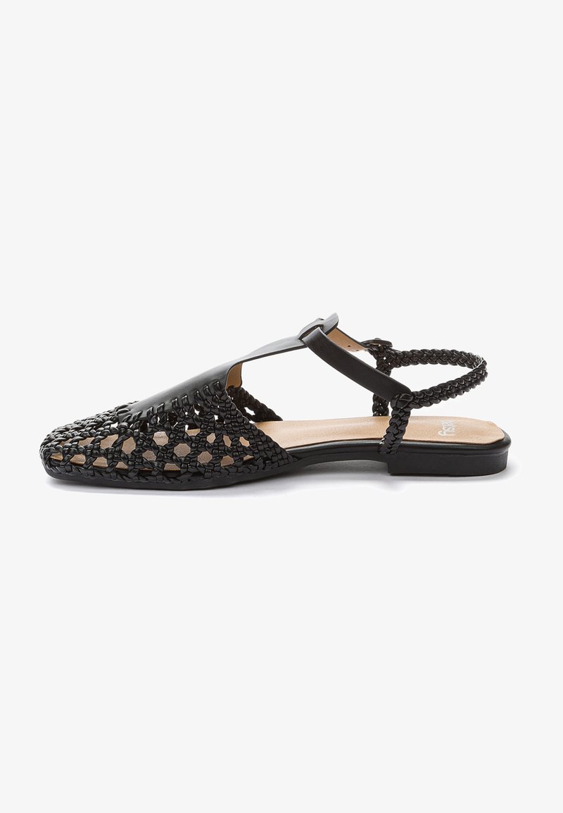 Slingback flat nera con punta aperta, caratterizzata da un pattern superiore intrecciato, eleganti accenti in pelle liscia e una tracolla intrecciata, con un tacco basso.