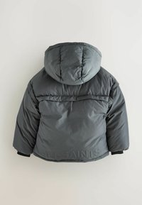 Puffjacka i mörkgrått med huva, med en glänsande finish, ribbade muddarna och präglad branding i nederkant.