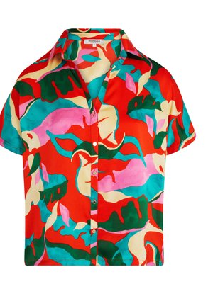 Chemise à manches courtes, boutonnée, de couleur rouge vif, arborant un motif floral avec des accents roses, verts et aqua sur un tissu lisse.