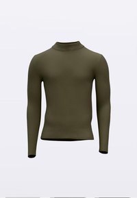 Pull col roulé côtelé vert olive, forme ajustée, manches longues, texture lisse, et design uni sans motifs ni accents visibles.