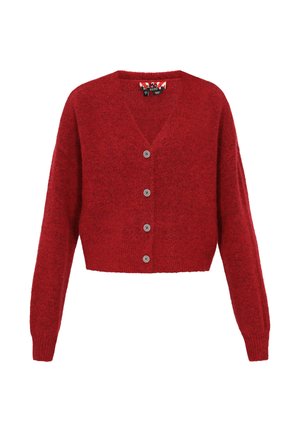 Punainen lyhyt neuletakki, joka on valmistettu pehmeästä teksturoituneesta kankaasta, V-pääntiellä, viiden napin sulkimella ja pitkähihaisilla hihoilla.