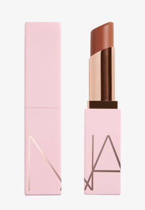 Matte naakte bruine lippenstift met een lichtroze rechthoekige huls, afgebeeld zowel gesloten als open met de lippenstift uitgestoken.