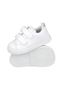 Zapatillas blancas de niño con correas de velcro, suela de goma texturizada y puntera reforzada. Marca en el lateral y en la suela.