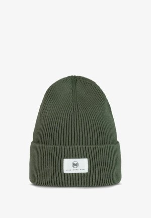 Grüne Strickmütze mit gerippter Textur und umgeschlagenem Bund. Auf der Vorderseite befindet sich ein weißes Markenlabel mit schwarzer Schrift.