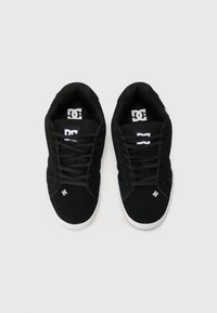 Sorte sneakers med en tekstureret overdel, med hvide snørebånd og logo. Rund tå og polstret krave for komfort. Gummisål for godt greb.