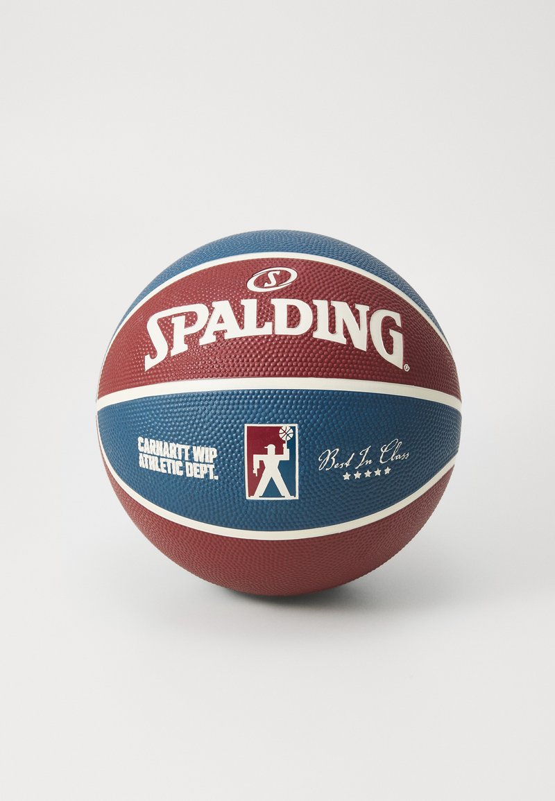 Palla da basket Spalding con un design rosso e blu, superficie testurizzata, dettagli bianchi e loghi di Carhartt WIP e Best in Class.